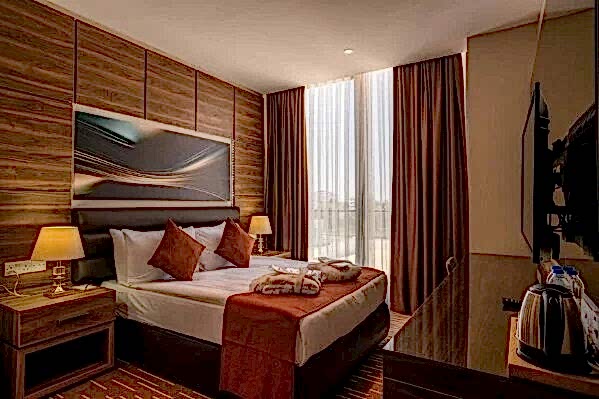 Ekor Elegance Hotel